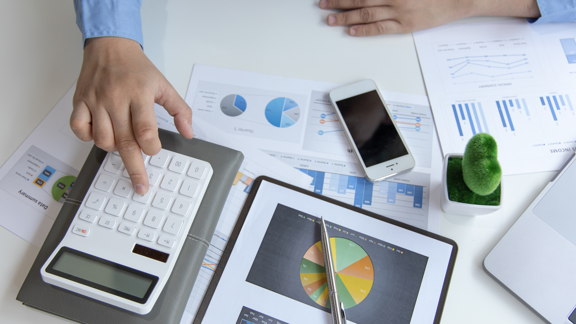 Dynamic enterprise technology montage representing cloud, data and integration